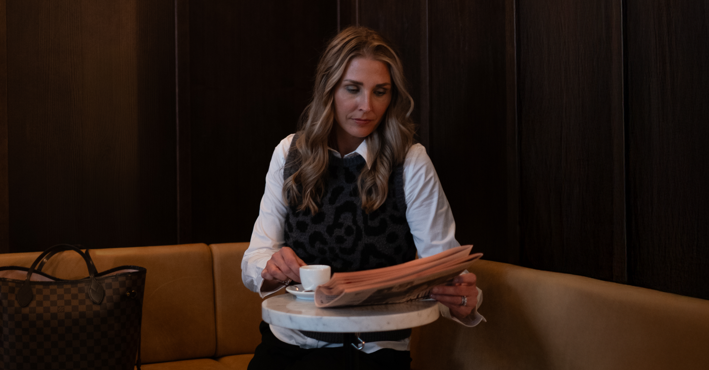 Ledare som läser nyheterna för och dricker kaffe